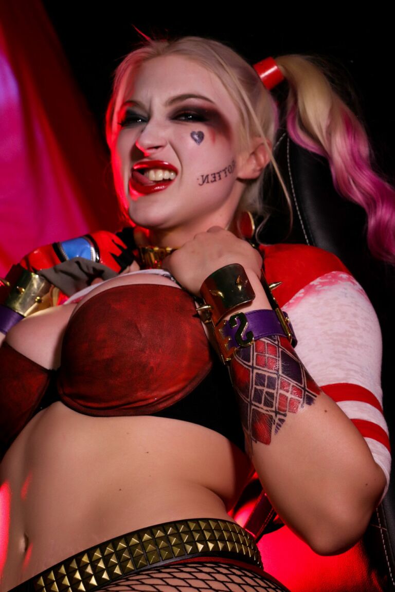 21P Leya Falcon, une blonde folle, affiche ses gros seins dans des résilles