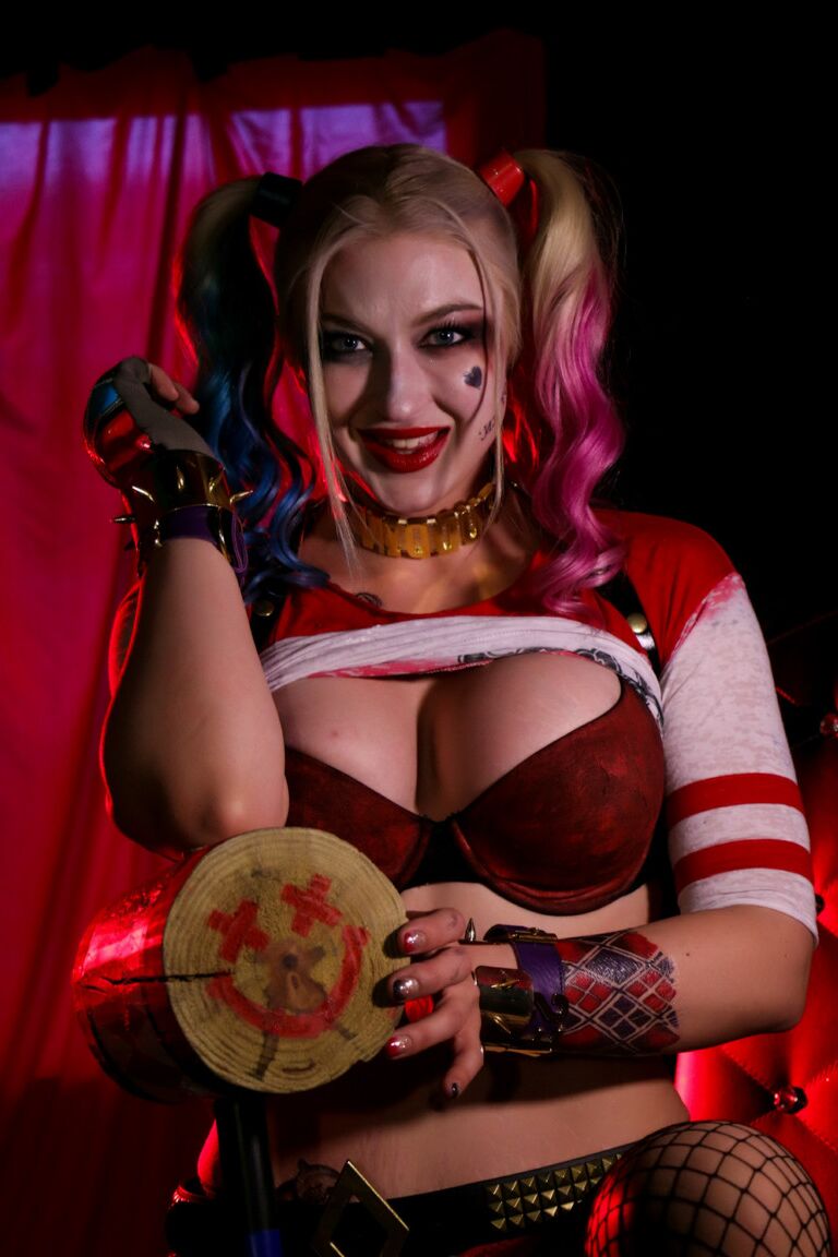 21P Leya Falcon, une blonde folle, affiche ses gros seins dans des résilles