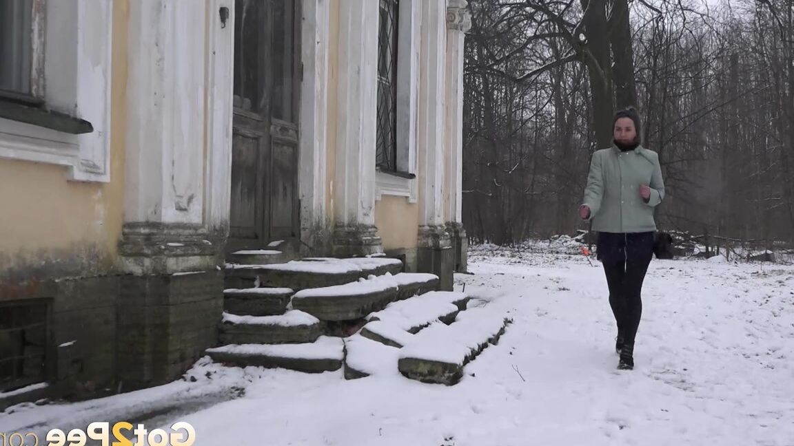 15P European babe rushes through the snow to piss