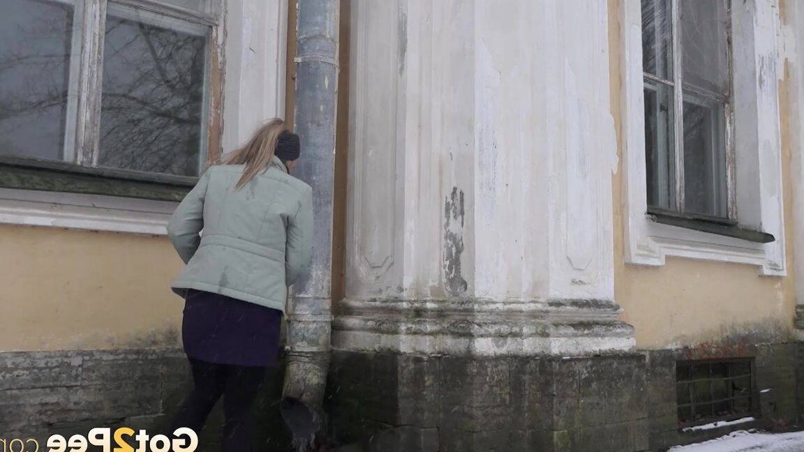 15P European babe rushes through the snow to piss