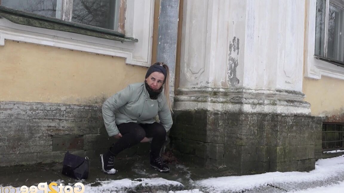 15P European babe rushes through the snow to piss