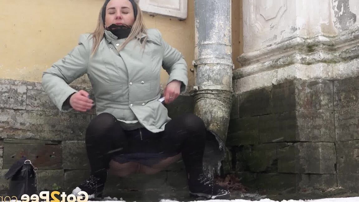 15P European babe rushes through the snow to piss