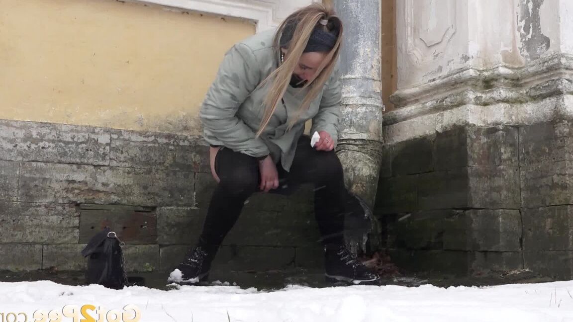 15P European babe rushes through the snow to piss