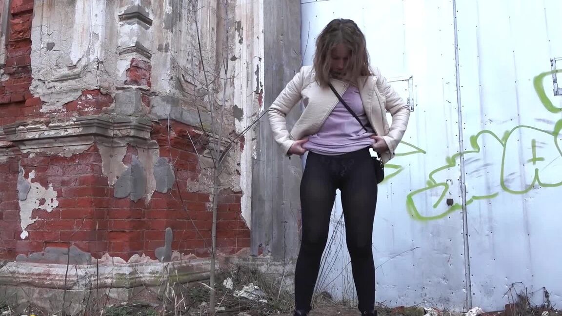 15P Pretty European babe needs to piss while outside