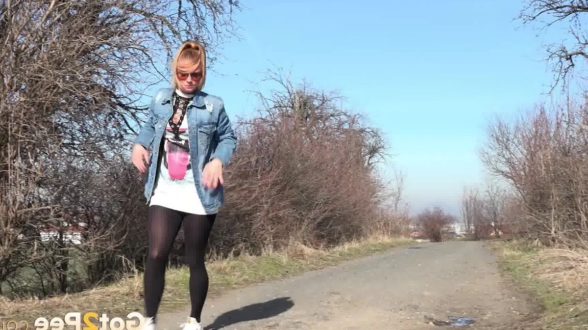 15P Gorgeous Chrissy Fox relieves her pee desperation