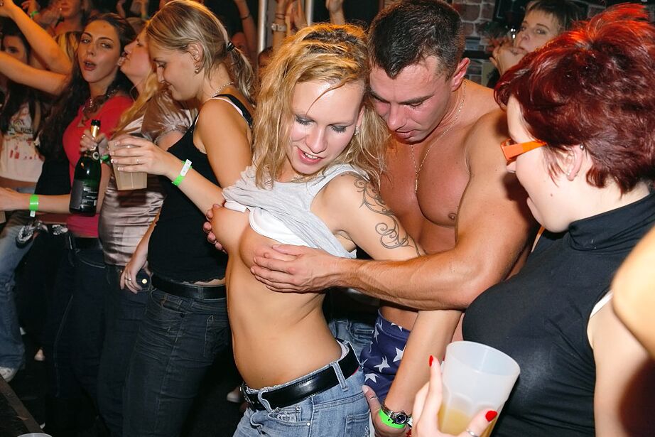 15P Mulheres bêbadas enlouquecem com strippers masculinos em uma noite de sexo grupal