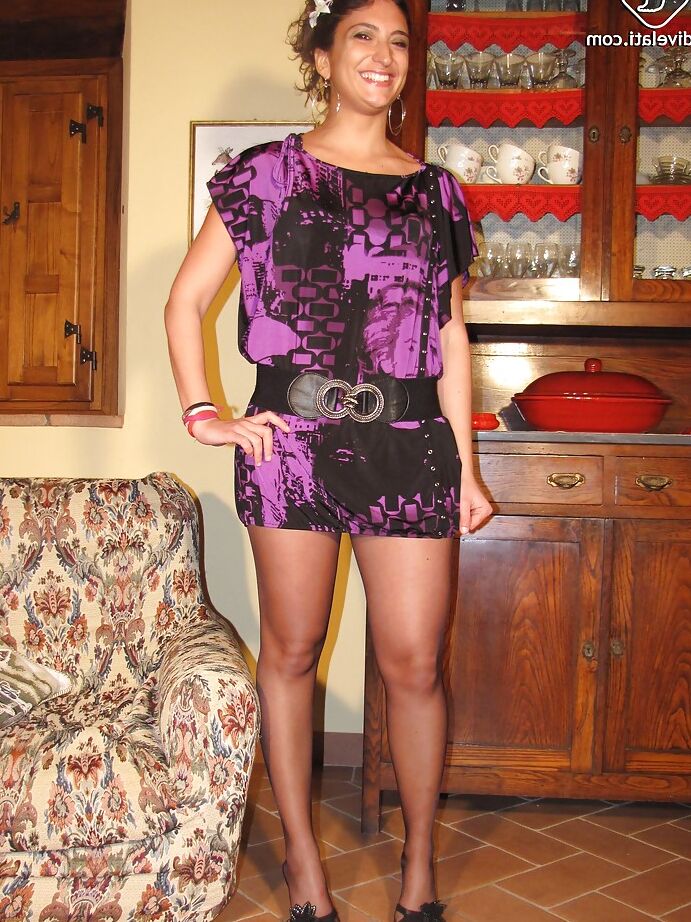 16P Flavia, jolie brune latina et MILF, montre ces beaux pieds.