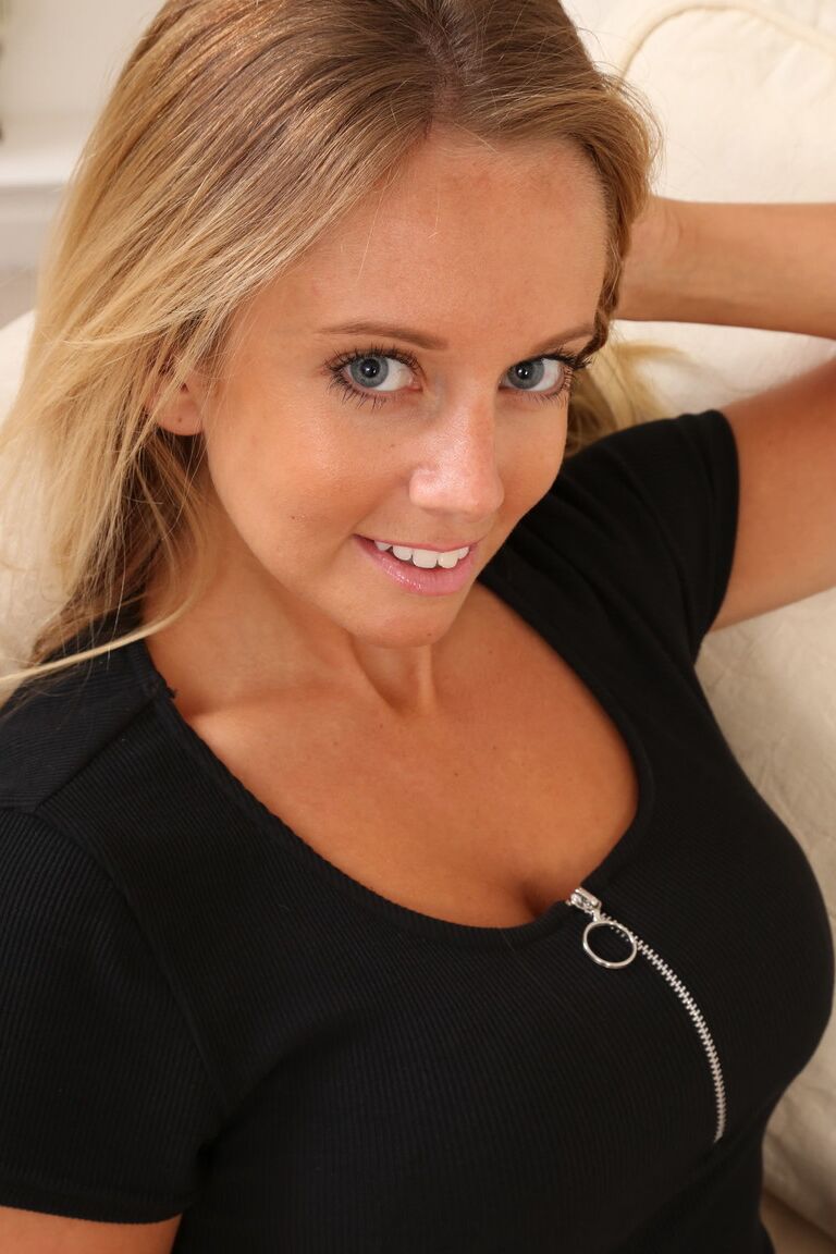 21P La ninfómana de ojos grandes Suzi se quita el vestido negro y posa en medias de nailon transparentes