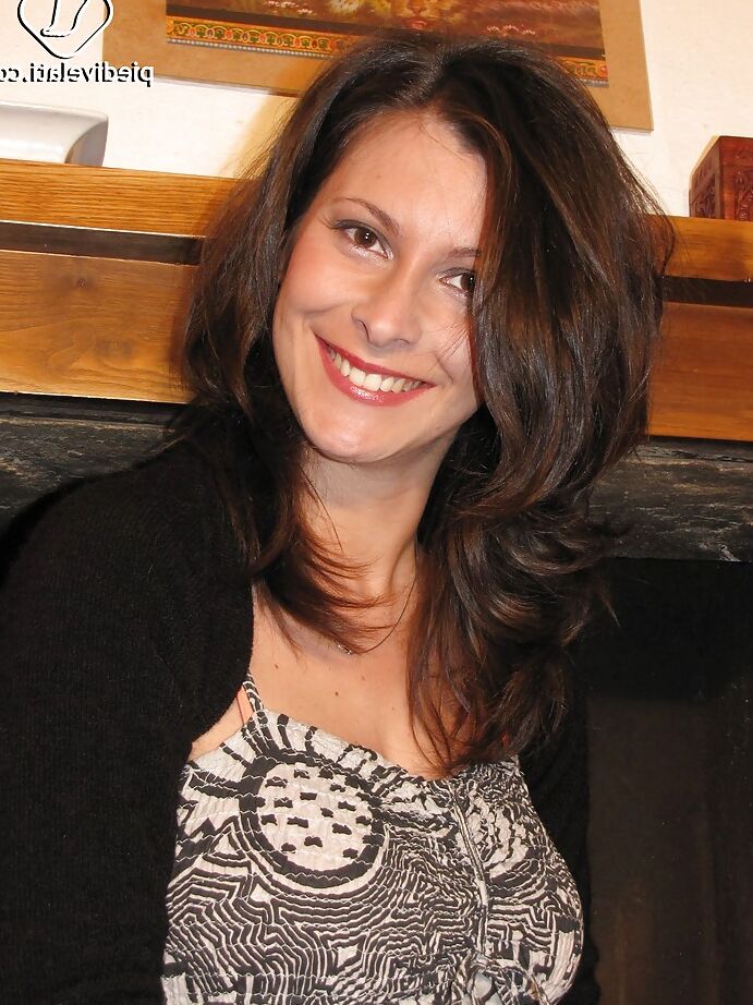 16P MILF Elena wearing some pantyhose and trying to seduce you guys