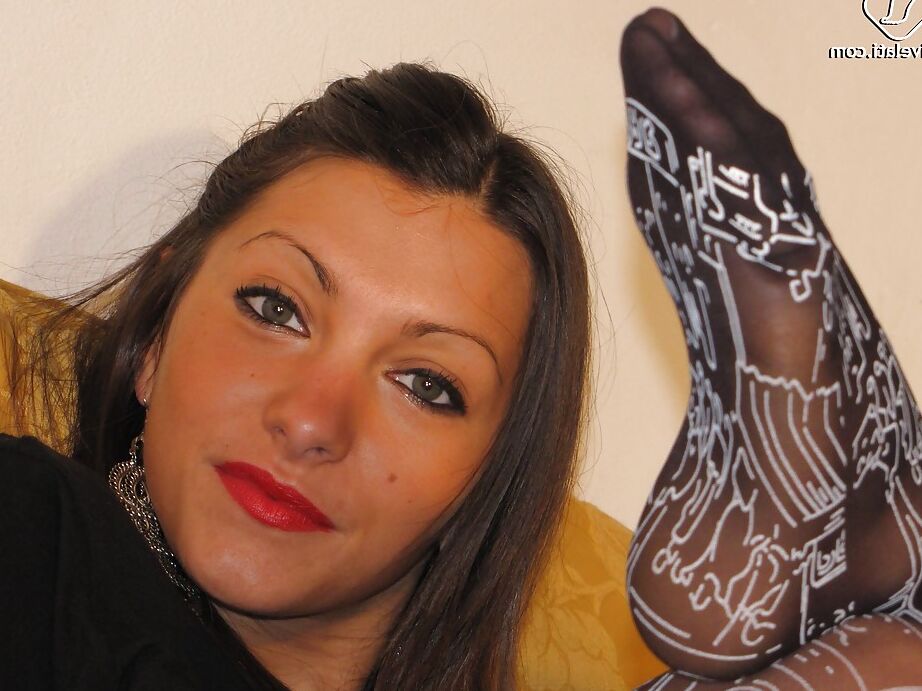16P Essa bela morena Valentina tem um par sexy de pernas e meia-calça
