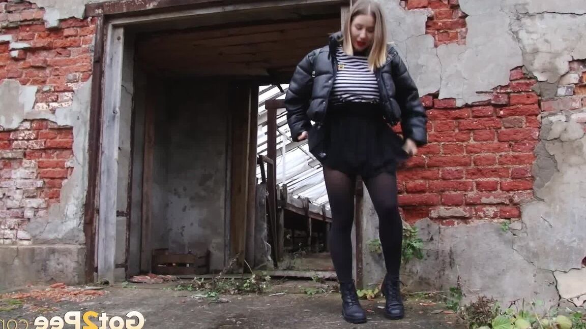 15P Solo girl pulls down her pantyhose for a piss by an abandoned building