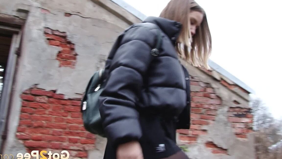 15P Solo girl pulls down her pantyhose for a piss by an abandoned building