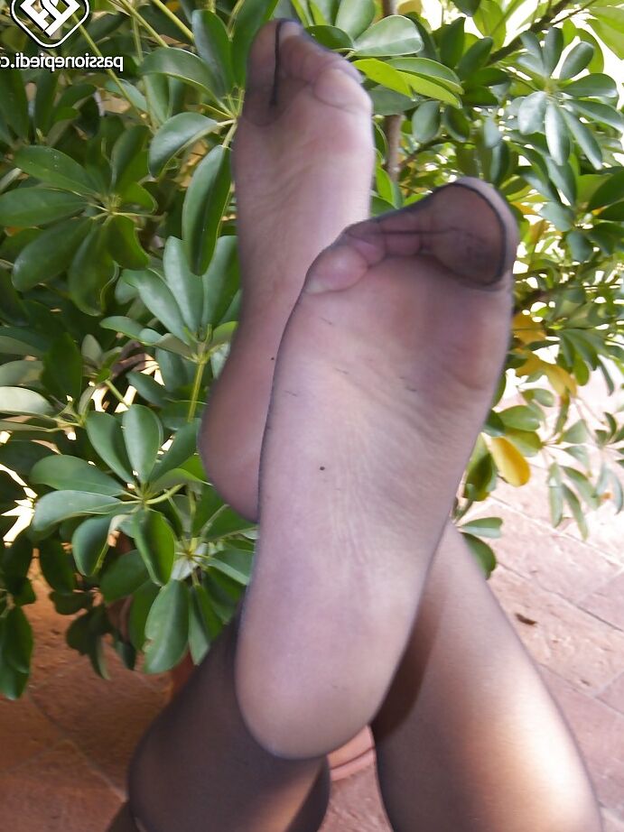 16P Ylenia sabe como seduzir rapazes apenas com os seus pés sensuais de meia-calça