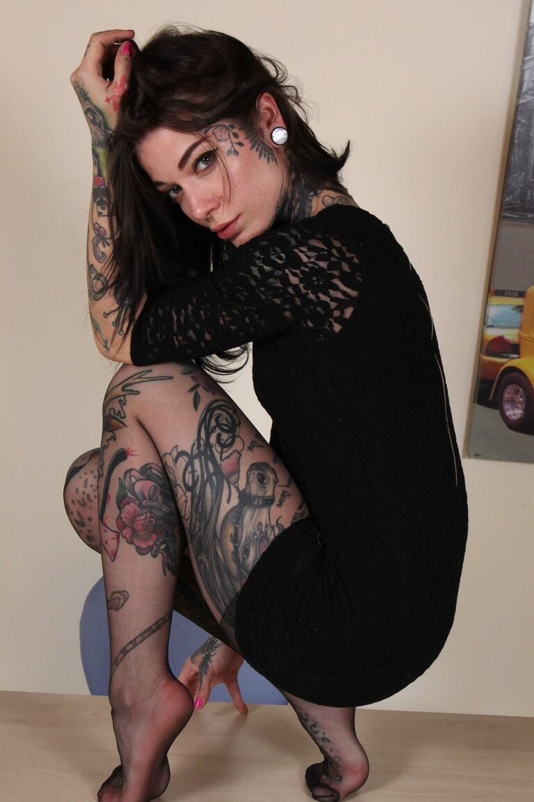 12P Secretária tatuada gostosa tira os óculos