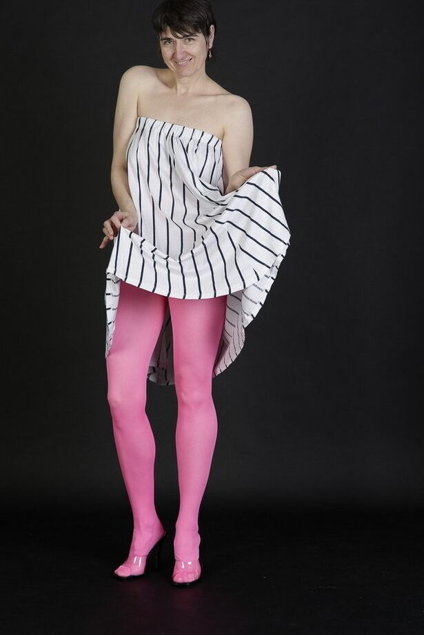 20P Modelo amador Hot MILF segura seus seios flácidos depois de remover a meia-calça rosa