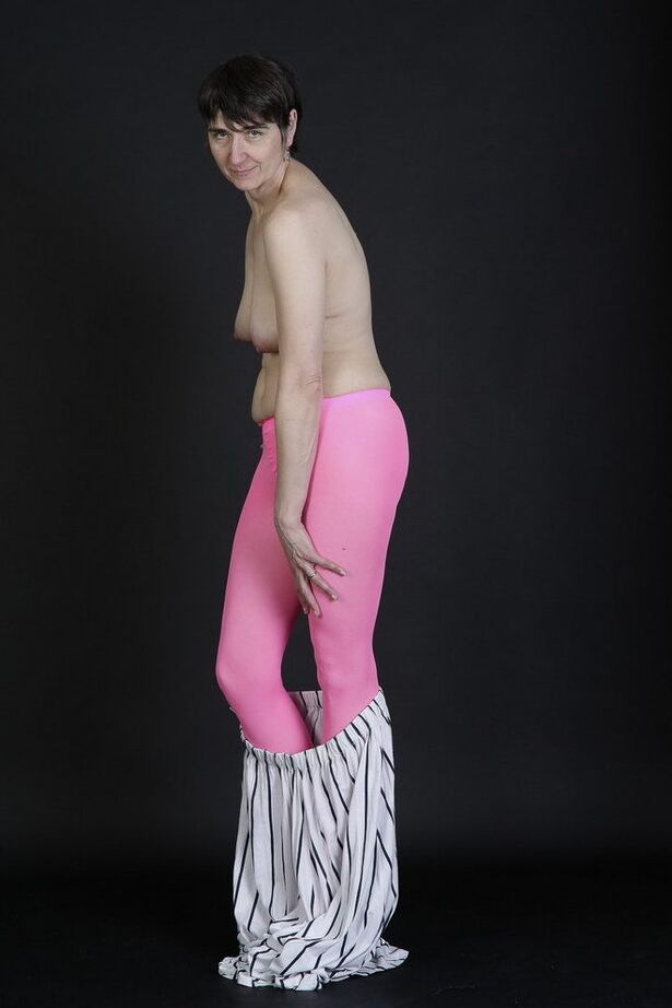 20P Modelo amador Hot MILF segura seus seios flácidos depois de remover a meia-calça rosa