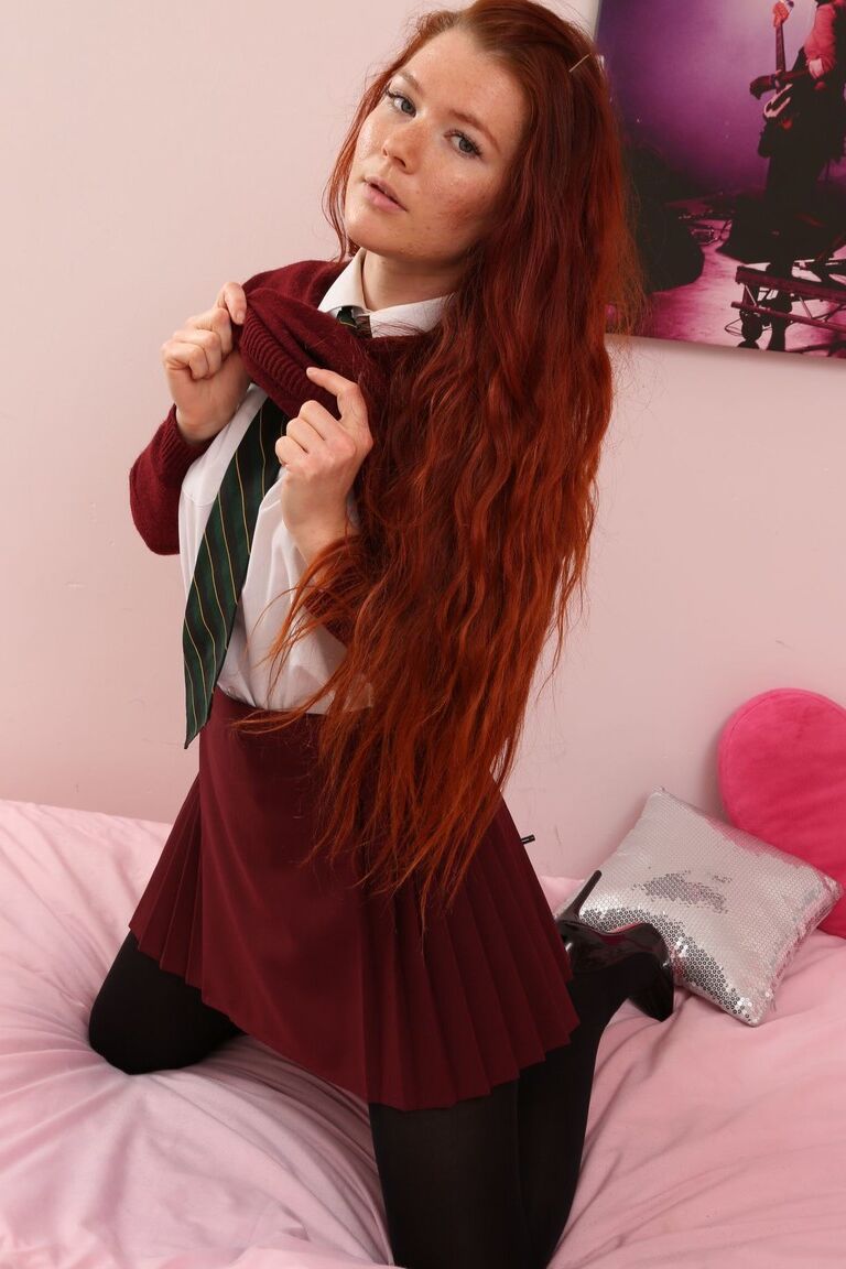 21P Colegial ruiva sacanagem de meia-calça Mia S mostra os peitos no quarto