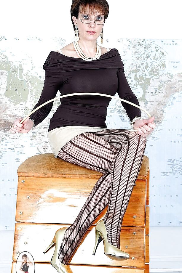 15P Fetiche gata madura com bunda gostosa posando de meia-calça e minissaia