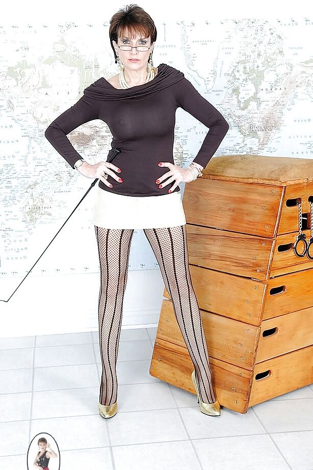 15P Fetiche gata madura com bunda gostosa posando de meia-calça e minissaia