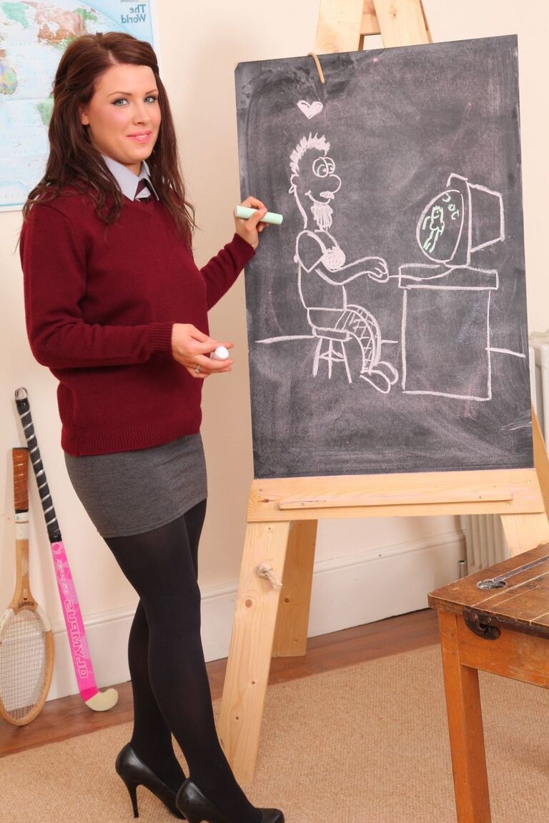 21P La hermosa colegiala Jocelyn-Kay se quita el uniforme y deja al descubierto sus grandes tetas