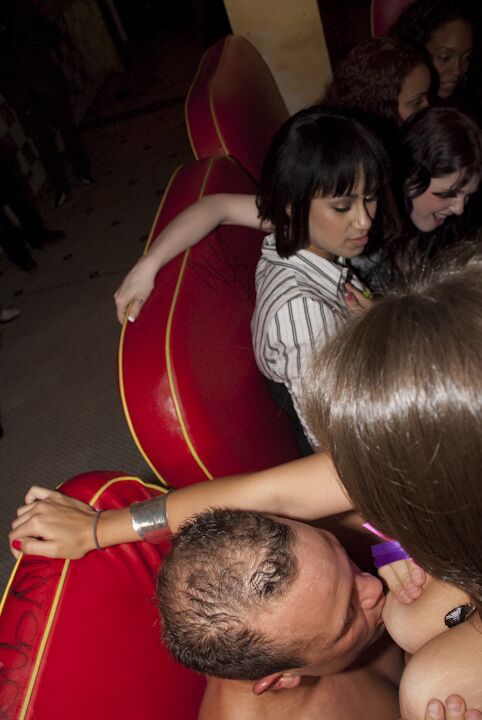 16P Cowgirls morenas com peitos grandes têm suas bucetas latinas pregadas em uma festa