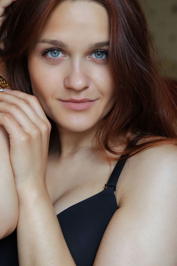 18P Beautiful redhead Barbora M displays her tight slit while modelling naked