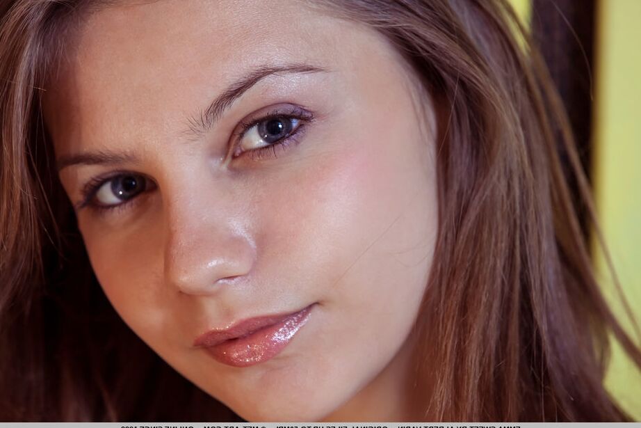 18P La jovencita de piernas largas Emma Sweet muestra su bonito culo y su coño calvo en el sofá