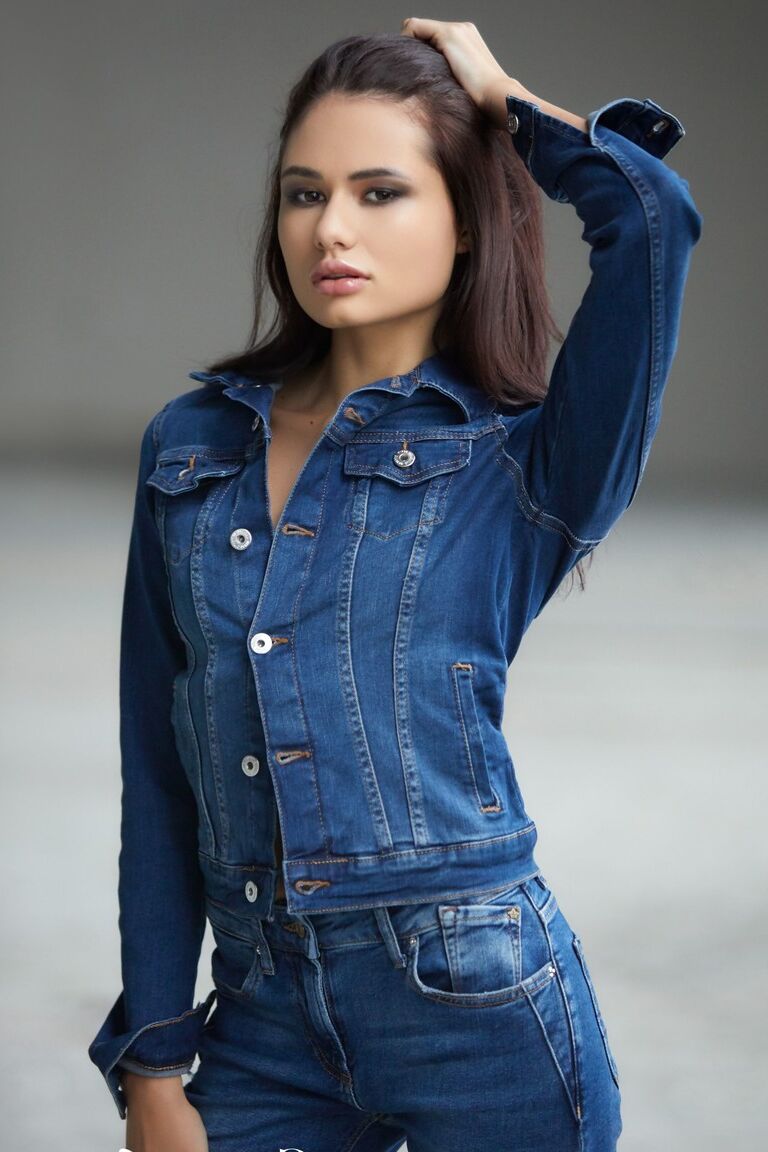 21P La brune aux petits seins Demi Dantric exhibe ses savoureux trous d'amour