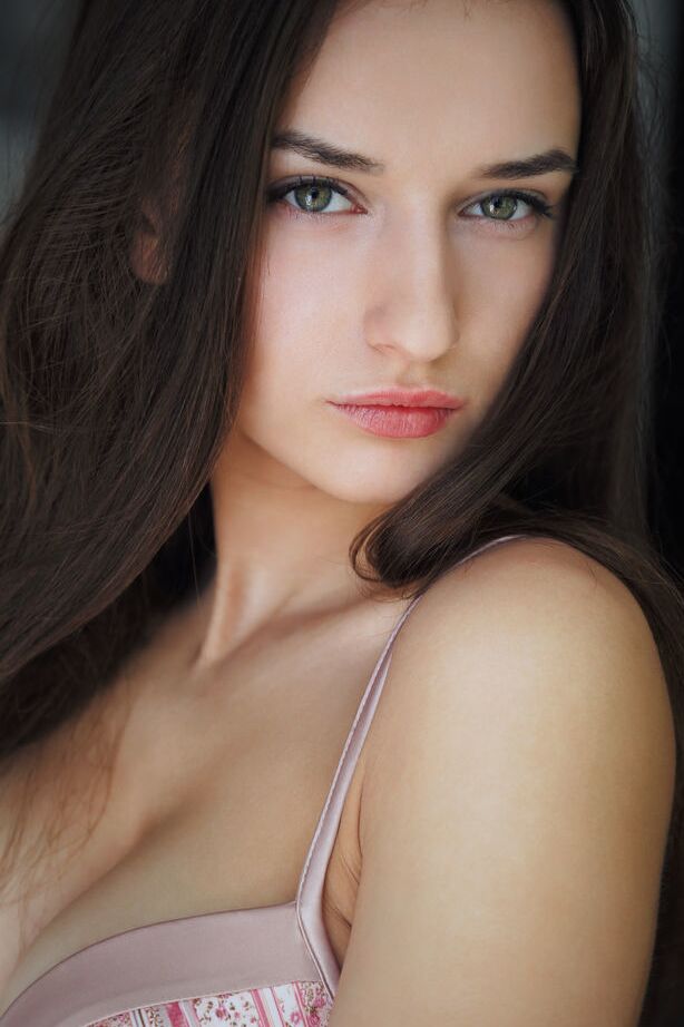 18P A adolescente morena gostosa Gloria Sol modela nua após retirar o conjunto de sutiã e calcinha