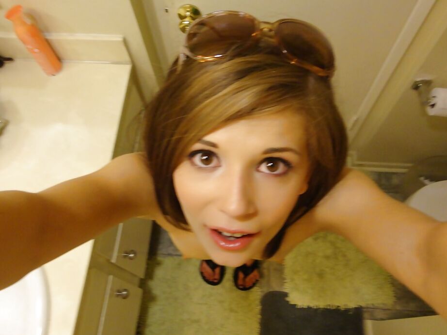 12P Babe mit Brille und grünem Kleid Sensi Pearl versteckt nie ihre rasierte Muschi