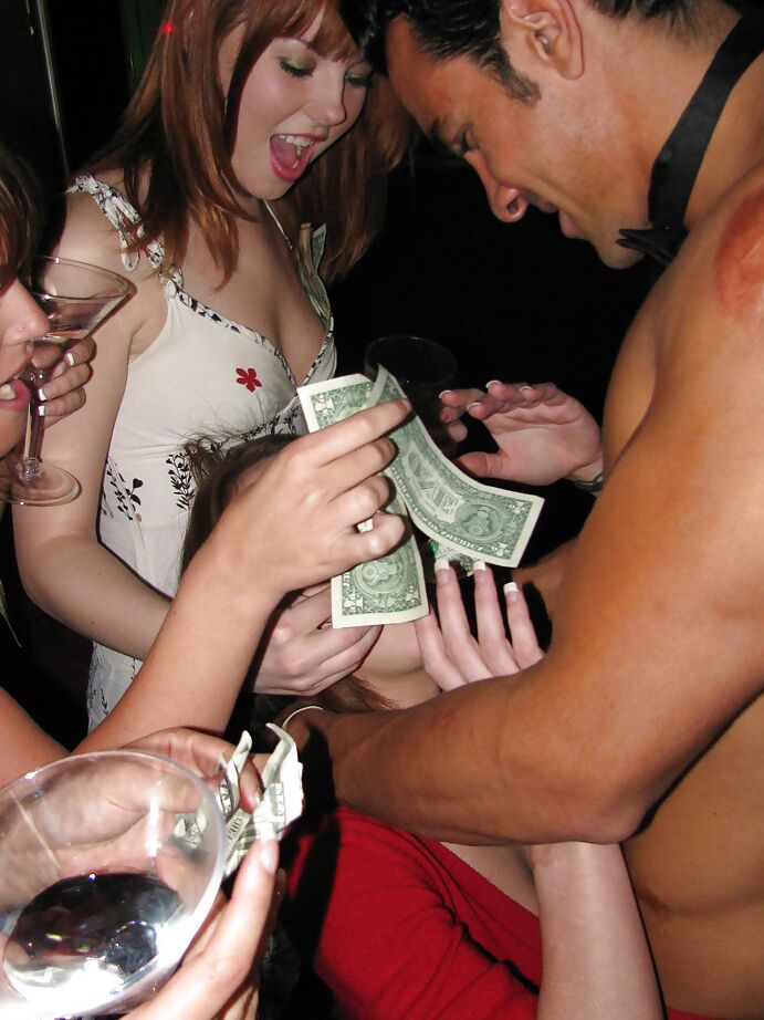 16P Kasey Chase e suas amigas jogam dinheiro em strippers masculinos e transam com eles também