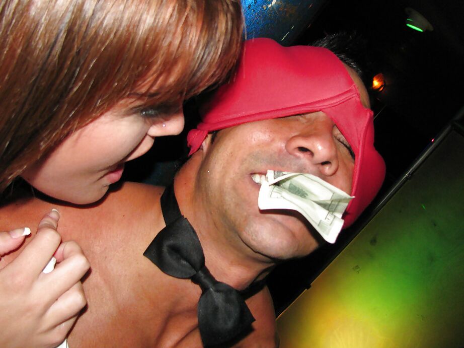 16P Kasey Chase e suas amigas jogam dinheiro em strippers masculinos e transam com eles também