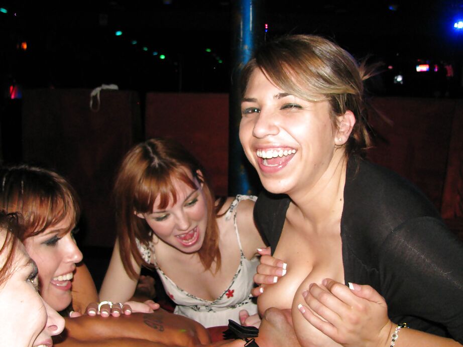 16P Kasey Chase e suas amigas jogam dinheiro em strippers masculinos e transam com eles também