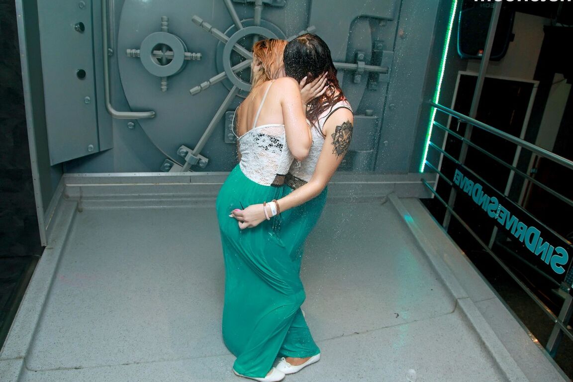 15P Garotas muito sexy e com tesão dançando lascivamente na boate