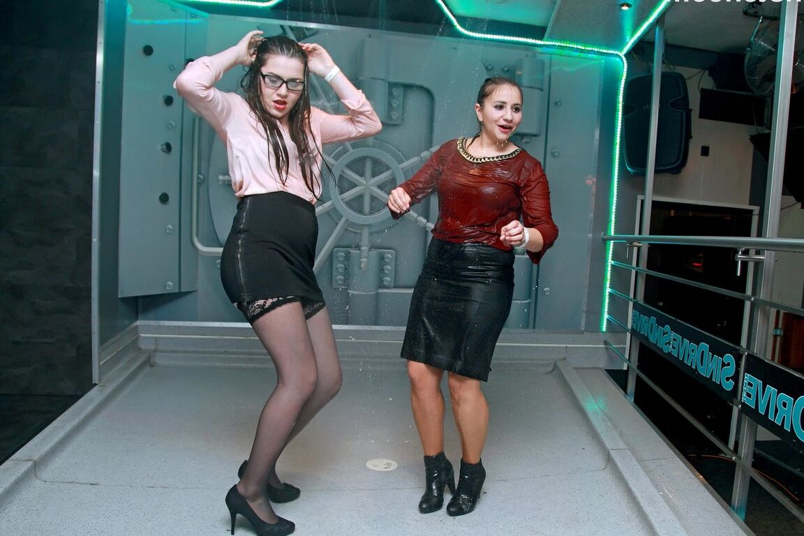 15P Garotas muito sexy e com tesão dançando lascivamente na boate