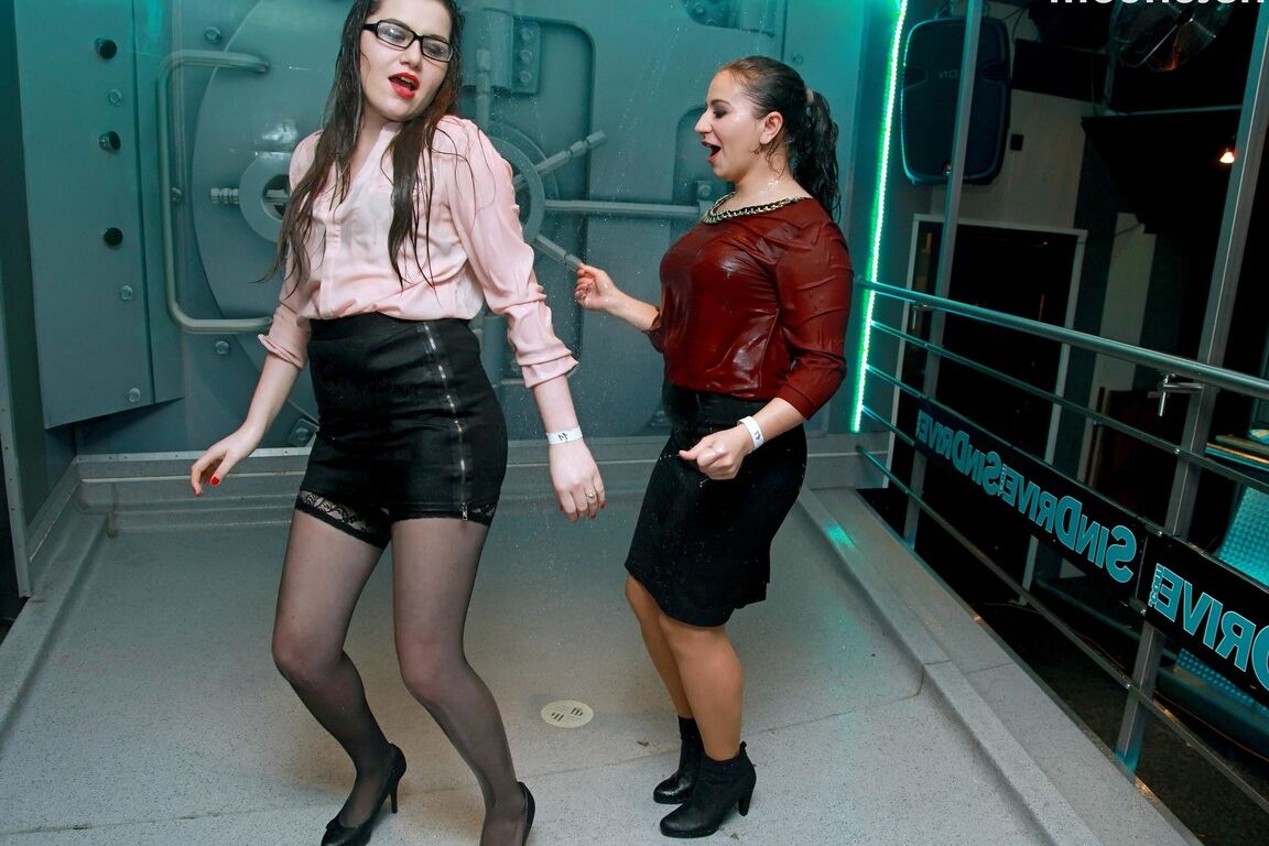 15P Garotas muito sexy e com tesão dançando lascivamente na boate