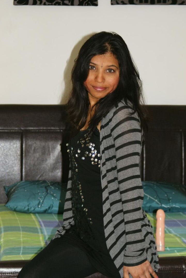 12P Kavya wechselt nach der Party im Schlafzimmer ihre sexy Outfits
