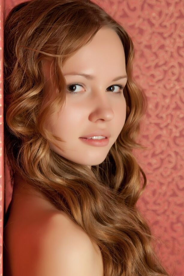 18P Linda adolescente sexy Virginia Sun se despindo para modelar seu corpo jovem e perfeito