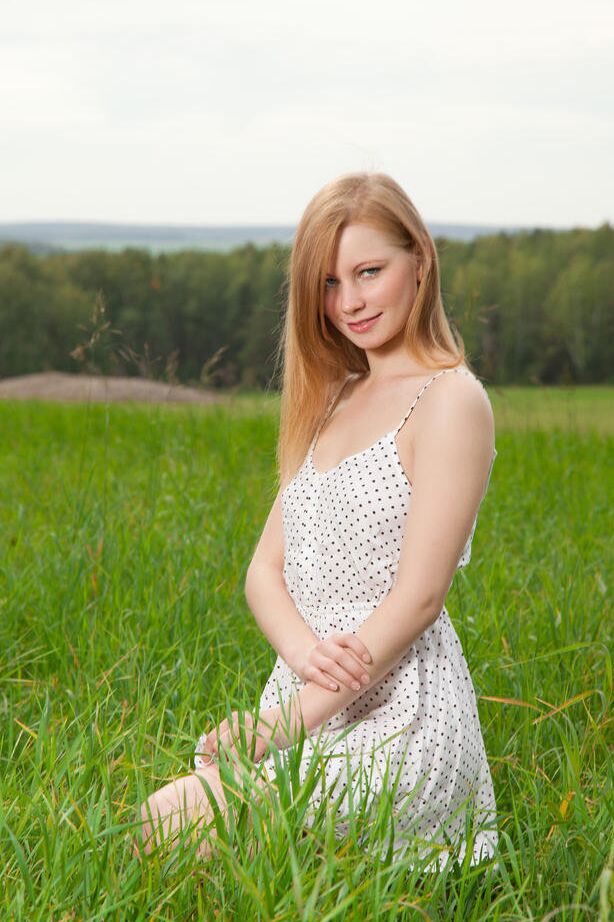 15P La joven de piel clara Anett A muestra su belleza desnuda en un campo de hierba verde