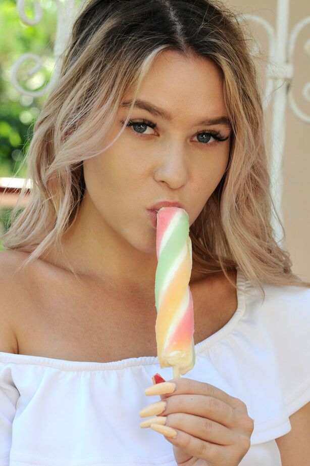 18P La joven rubia sucia Angelina Ash come una delicia helada mientras se desnuda totalmente