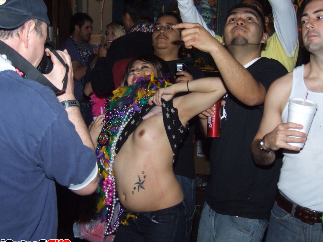 12P Horny MILF mostra seus peitos no carnaval