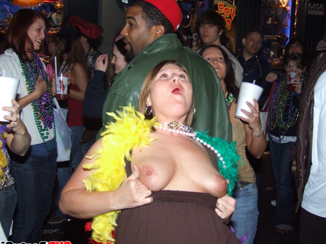 12P Horny MILF mostra seus peitos no carnaval