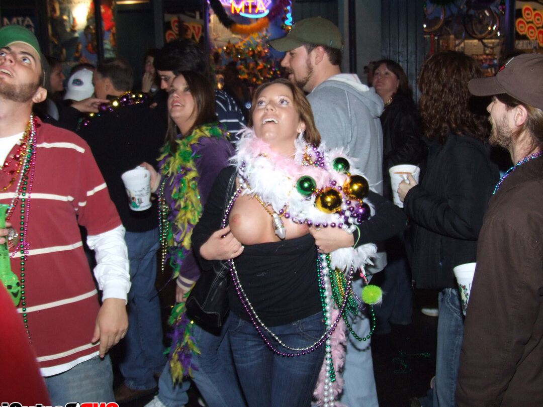 12P Horny MILF mostra seus peitos no carnaval