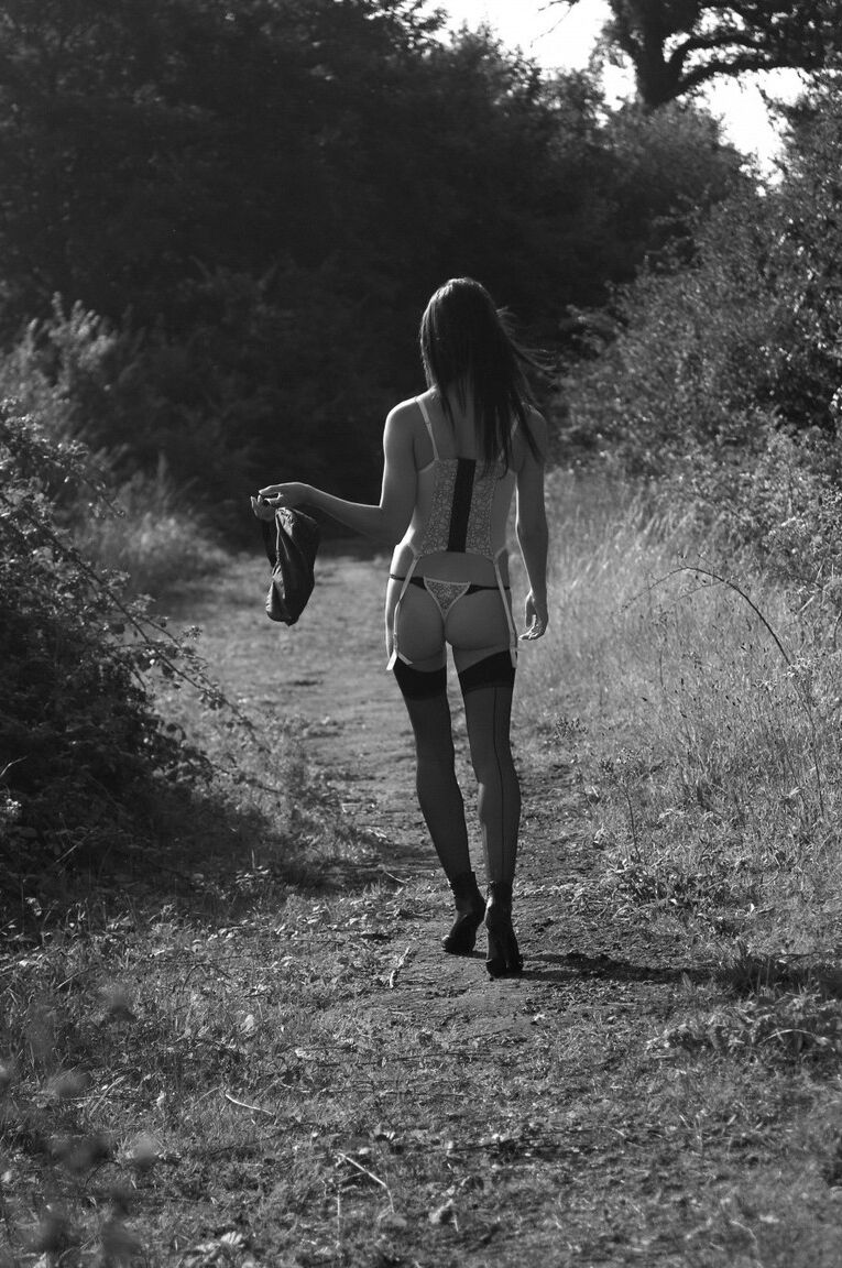 12P Várias belezas femininas exibem sua sexualidade feminina dentro e fora de casa