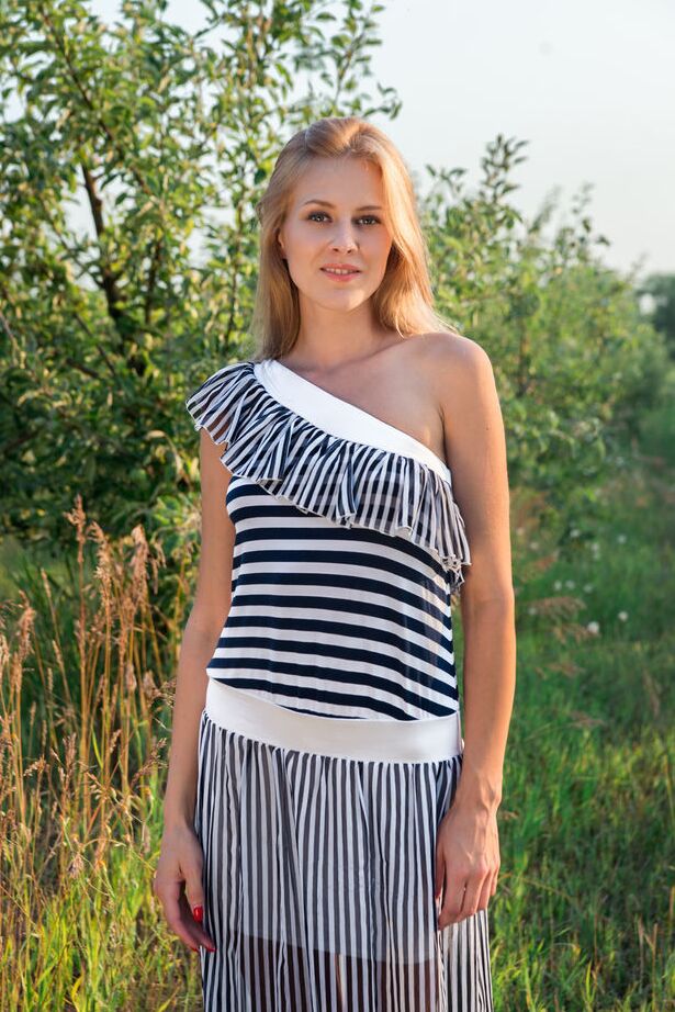 18P Mirayn, mannequin européenne nue, se déshabille pour un look glamour dans les bois