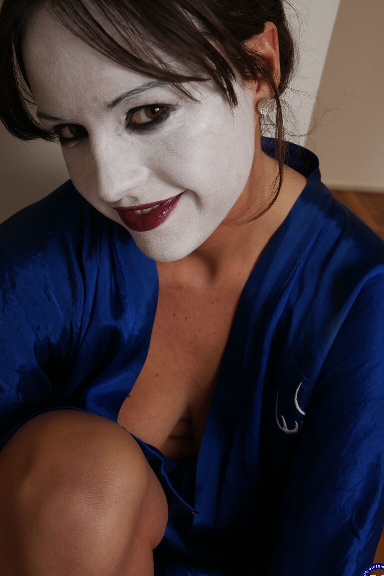 21P Lésbicas amadoras mascaradas sexy se despindo e lambendo buceta em uma festa em casa