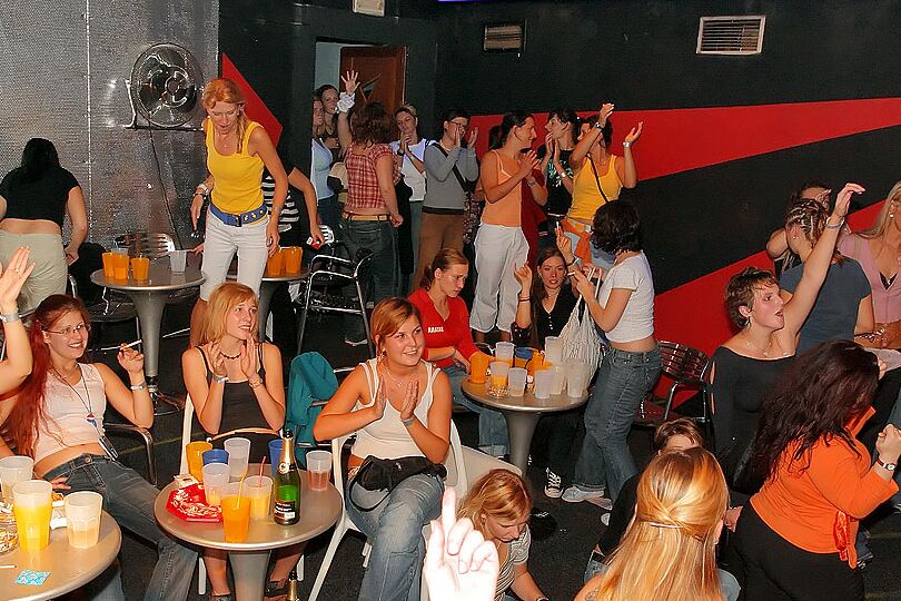 16P Nuttiges rothaariges Mädchen lutscht auf der betrunkenen Party einen fetten Schwanz