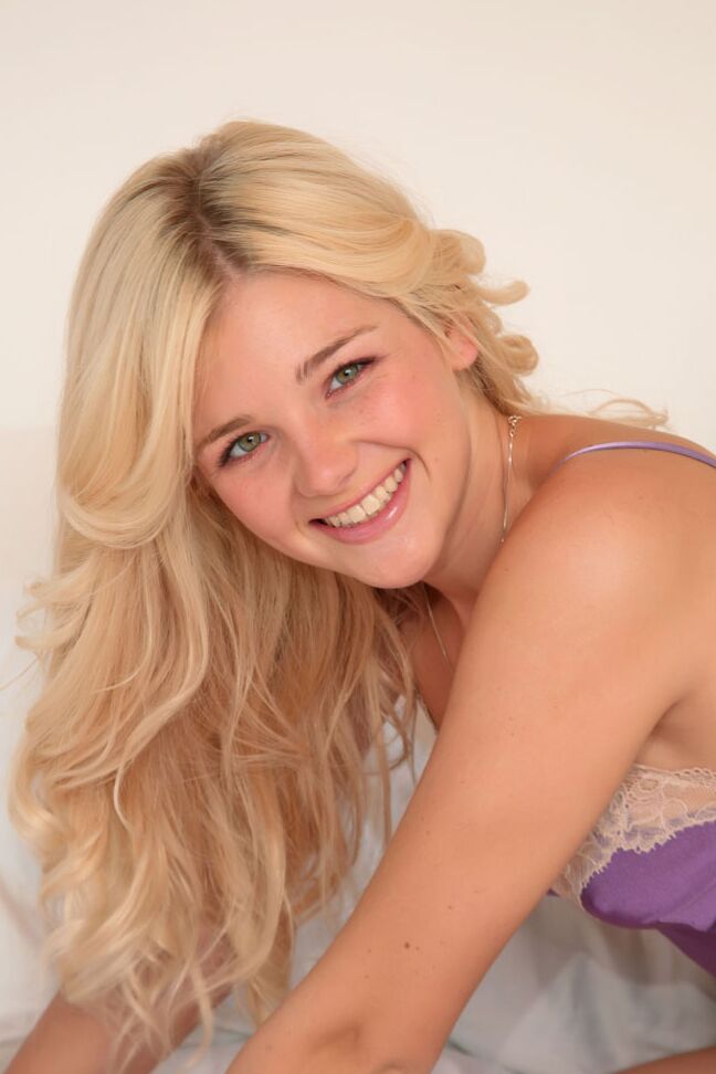 15P La joven rubia Holly Van Hough muestra alegremente sus pequeñas tetas y juega con su vagina
