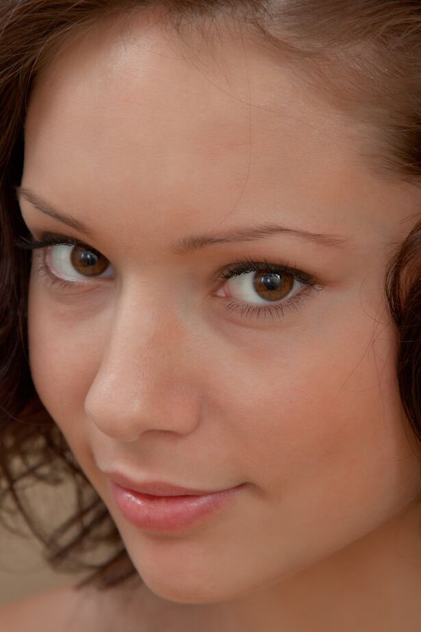 18P La jeune fille brune Beatrice C affiche son cul parfait en posant nue