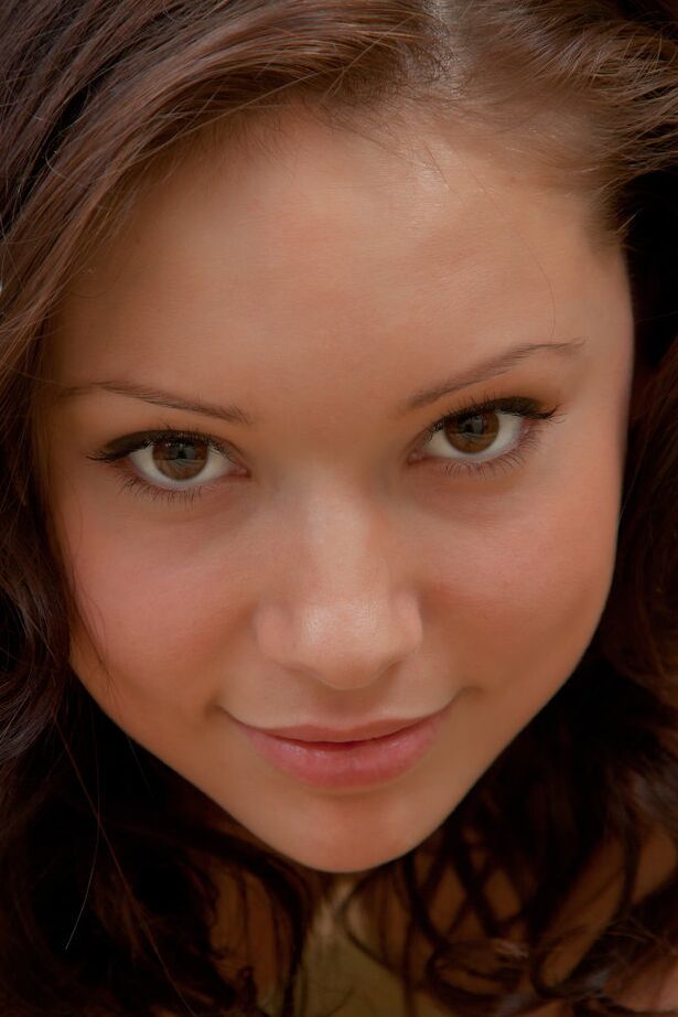 18P La jeune fille brune Beatrice C affiche son cul parfait en posant nue